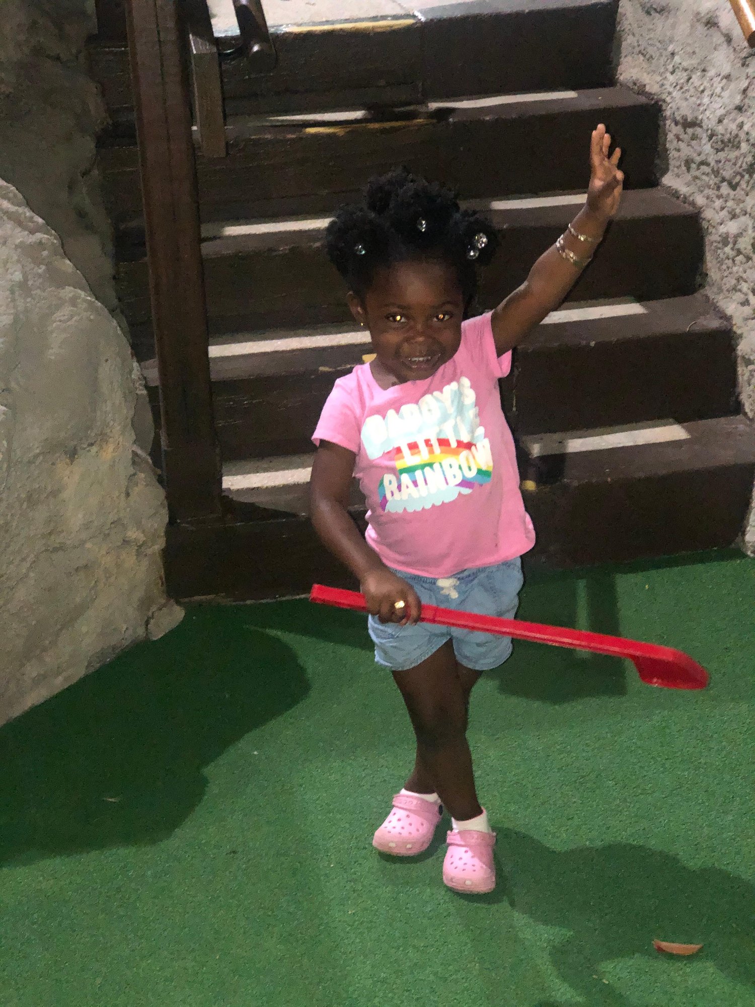 child mini golf player